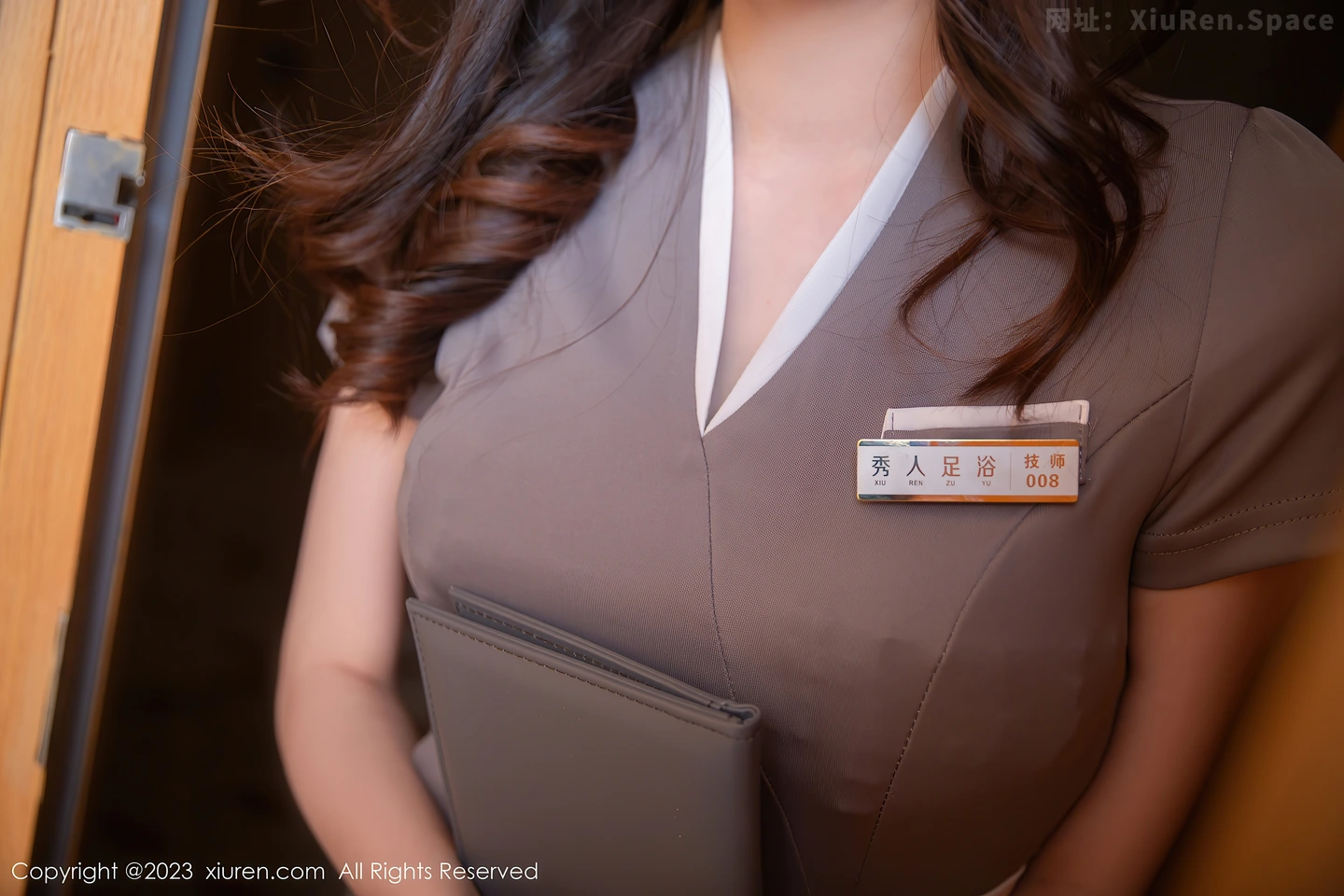 图片[2]-[XiuRen秀人网]2023.05.05 NO.6680 是小逗逗 灰色服务生制服与紫色情趣内衣加肉丝美腿性感私房写真集-秀人网官方网站